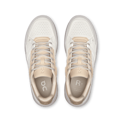 On Women's THE ROGER Clubhouse sneaker in White & Pearl